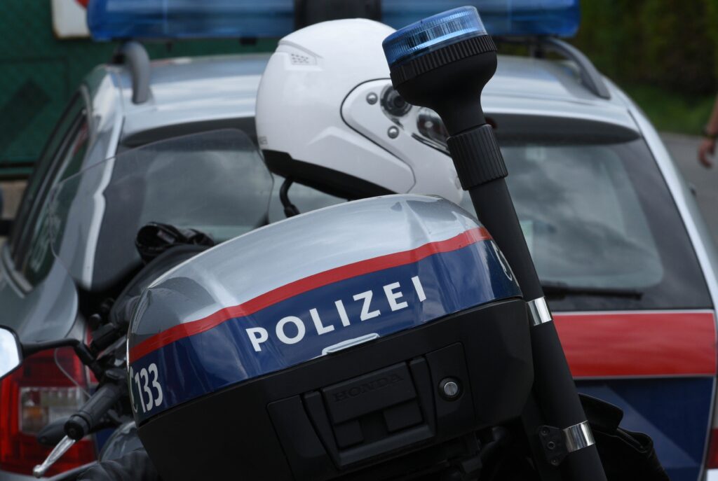 Messerangriff Villach Trauerfeier: Menschen mit Kerzen versammeln sich zur Trauerfeier in Villach