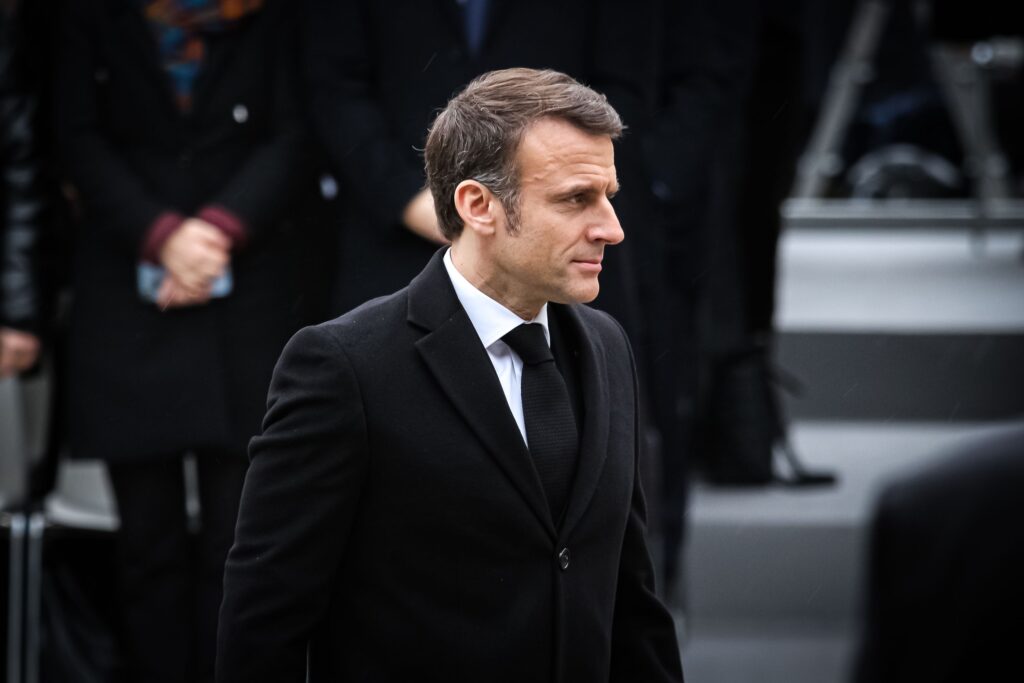 Macron Notfallgipfel Europa: Emmanuel Macron bei einer Konferenz mit europäischen Staatschefs zum Ukraine-Konflikt in Paris.