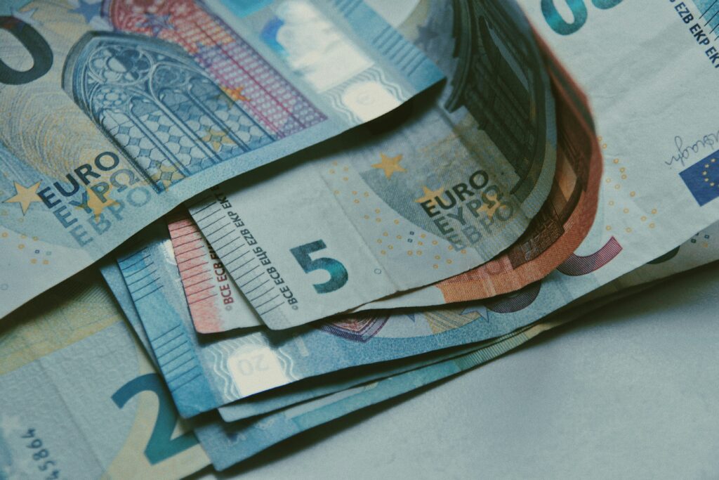 Grafische Darstellung des Euro und US-Dollars, um den Druck auf den Euro durch Zölle und geopolitische Spannungen zu verdeutlichen.