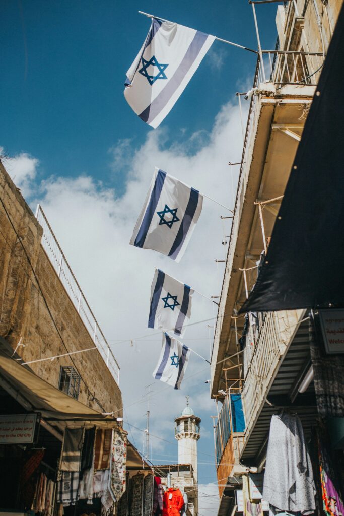 Weltweite Verbreitung antisemitischer Überzeugungen laut ADL-Bericht.