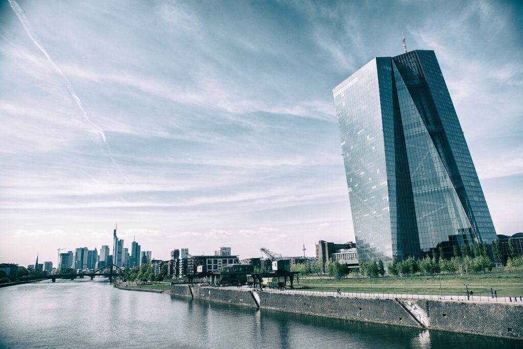 EZB plant Zinssenkungen trotz gestiegener Inflation in der Eurozone.