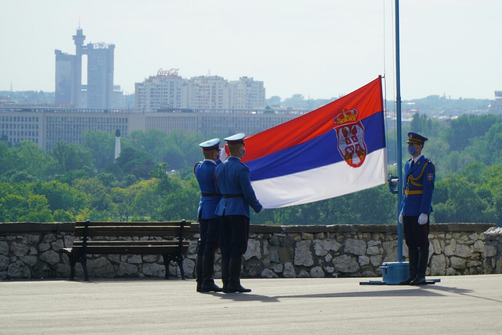Proteste in Serbien und Rücktritt von Premierminister Miloš Vučević nach dem tragischen Bahnhofsunglück in Novi Sad.