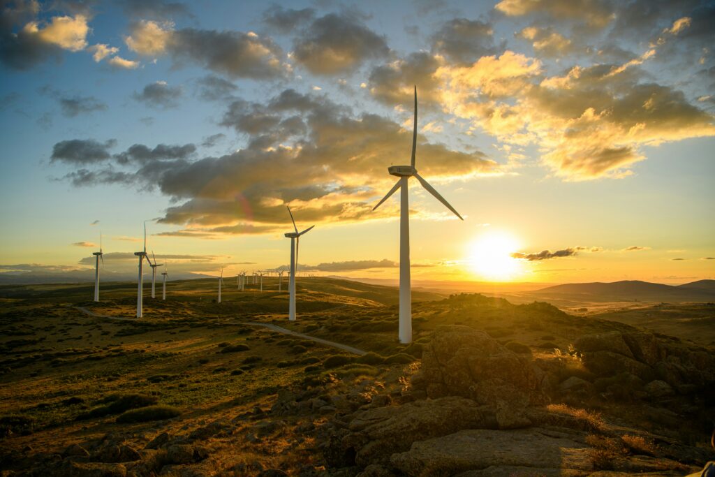 Windkraftanlagen vor dem Hintergrund des EU-Parlamentsgebäudes zur Diskussion um gesetzliche Regelungen. Windkraft Verbot EU-Vorgaben