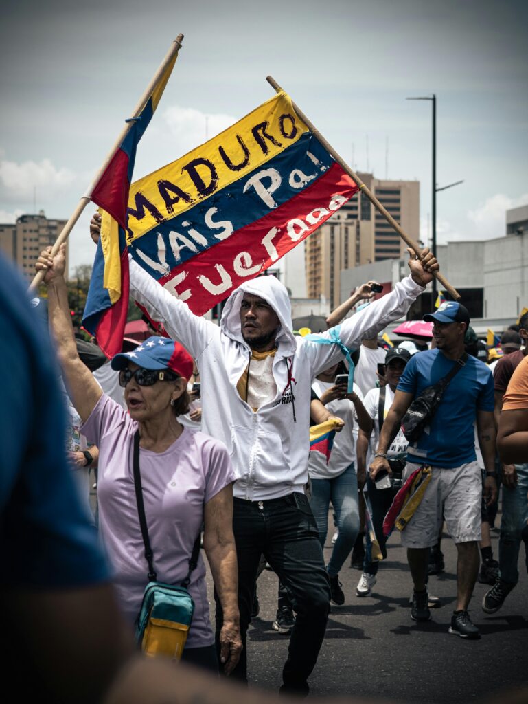 Nicolás Maduro während seiner geheimen Vereidigung, umgeben von engen Verbündeten und Familienmitgliedern.