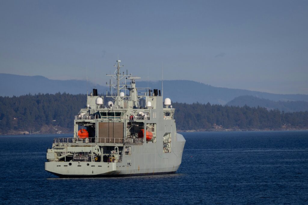 Darstellung von Dänemarks Investitionen in Arktis-Sicherheit mit Marineschiffen und Satellitenüberwachung.