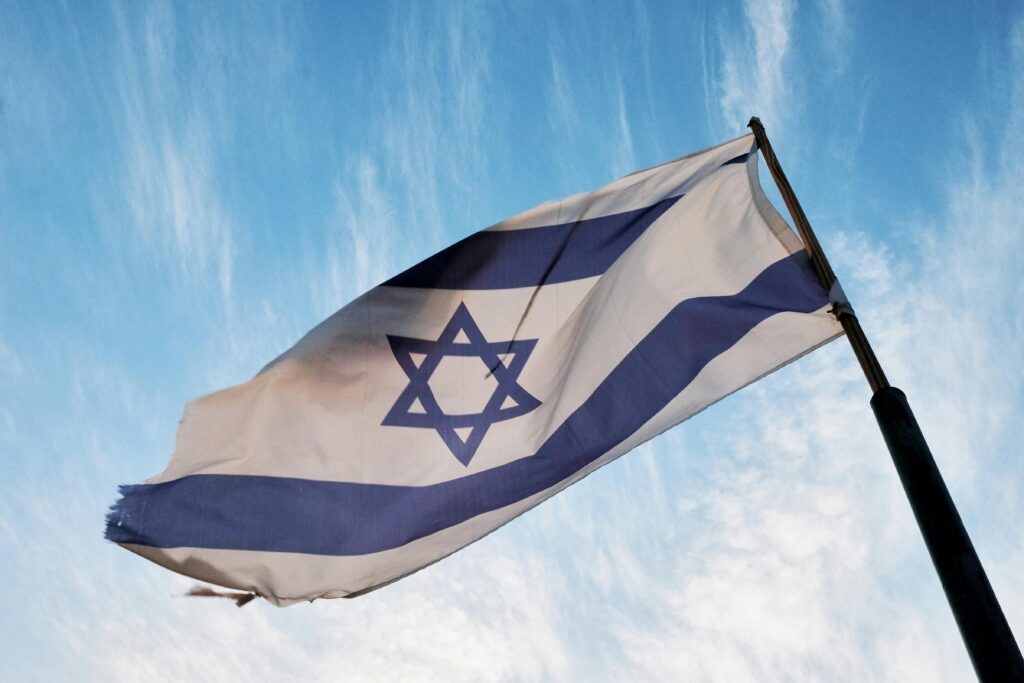 Ein israelisches Militärfahrzeug in Bewegung, symbolisch für den Beginn des fragilen Waffenstillstands im Gazastreifen.