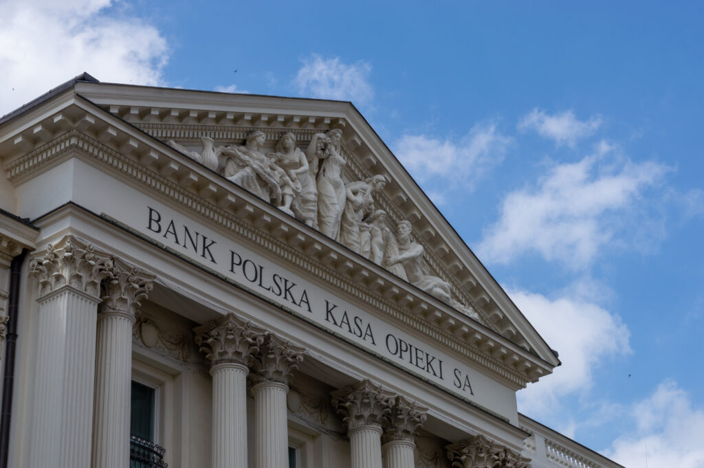 Die polnische Zentralbank belässt den Leitzins bei 5,75 %, während das Land mit Inflation und Wirtschaftswachstum kämpft.