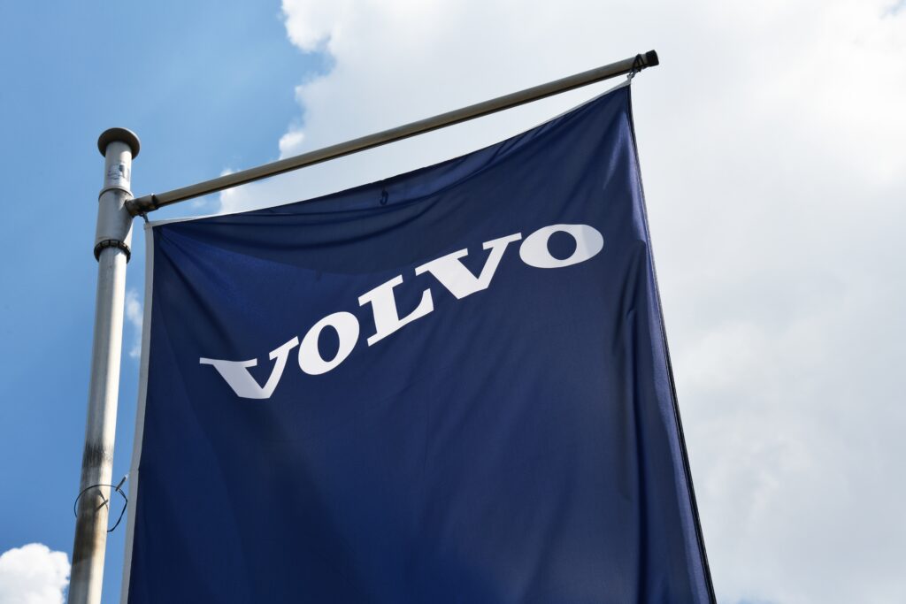 Volvo-Lkw auf einer Autobahn, symbolisierend die wirtschaftlichen Herausforderungen und Innovationen des Unternehmens