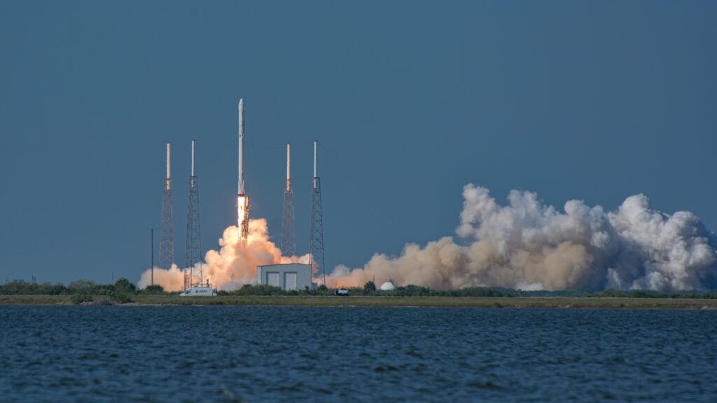 Mondlandung von ispace und Firefly Aerospace mit SpaceX-Falcon-9-Rakete