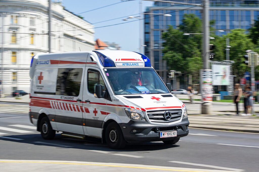 Polizei und Rettungskräfte am Tatort eines gewaltsamen Angriffs auf einen 81-Jährigen in Innsbruck.