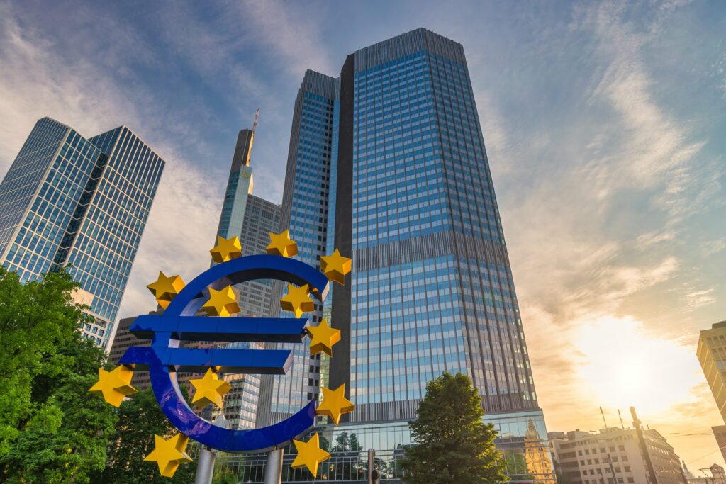 Illustration der EZB-Zinssenkung und der Auswirkungen der US-Handelszölle auf die Eurozone. EZB Zinssenkung 2025 und US-Handelszölle