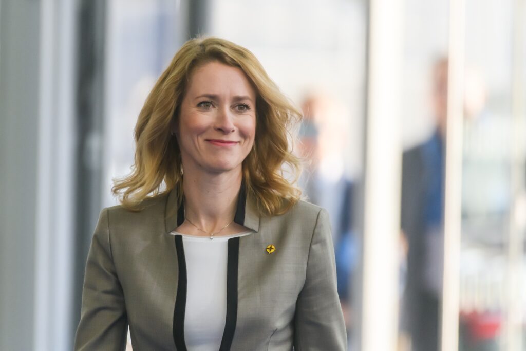 Kaja Kallas fordert Erhöhung der Verteidigungsausgaben zur Stärkung der europäischen Sicherheit. EU-Verteidigungsausgaben und Sicherheitsstrategie