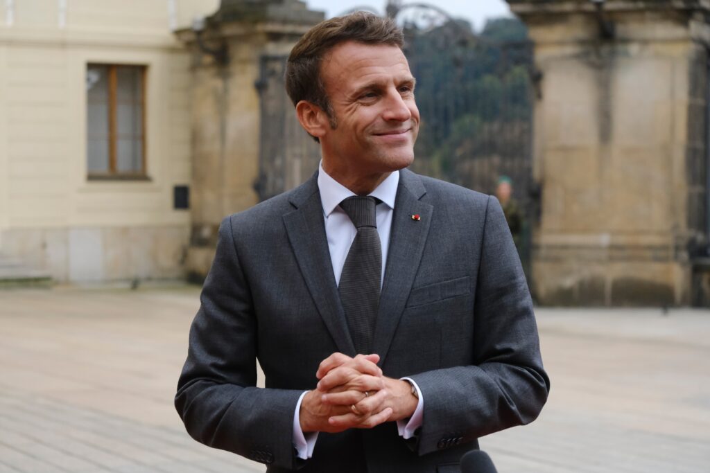Präsident Emmanuel Macron bei einem Treffen mit den libanesischen Präsidenten und Premierminister.