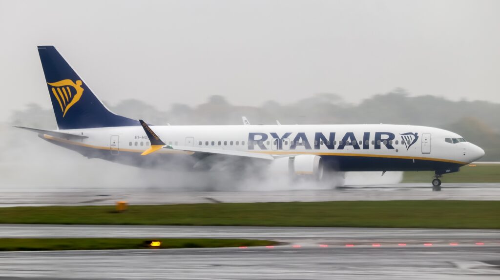 Ryanair-Flugzeug auf dem Rollfeld eines spanischen Regionalflughafens, im Hintergrund kleinere Flughafenanlagen