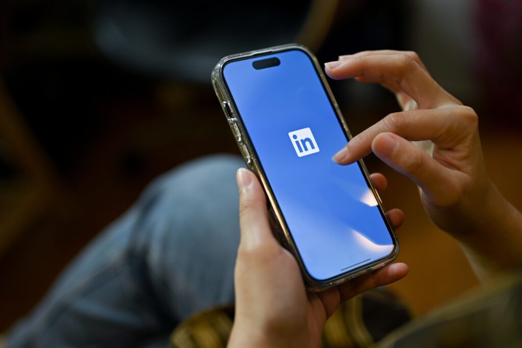 Illustration einer Klage gegen LinkedIn wegen Datenschutzverletzung und KI-Schulungen
