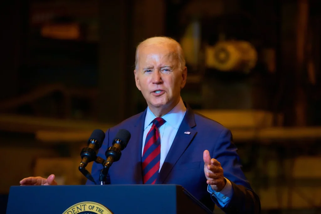 US-Präsident Joe Biden äußert scharfe Kritik an Metas Entscheidung, die Faktenprüfung zu beenden.