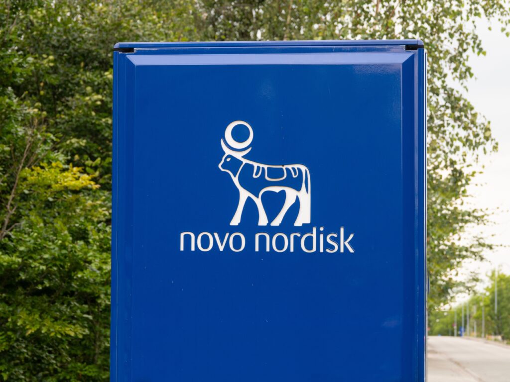 Illustration eines Pharmaforschers mit Grafiken zu Studienergebnissen für Amycretin von Novo Nordisk, 2024