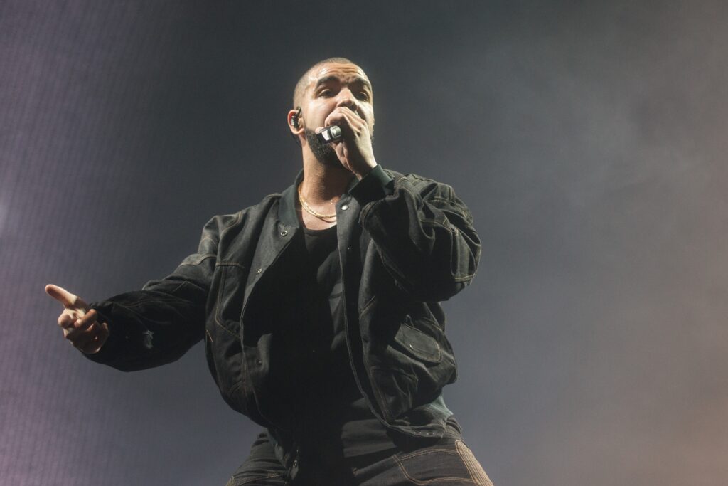 Drake in einem juristischen Streit mit Universal Music Group aufgrund des Disstracks von Kendrick Lamar „Not Like Us
