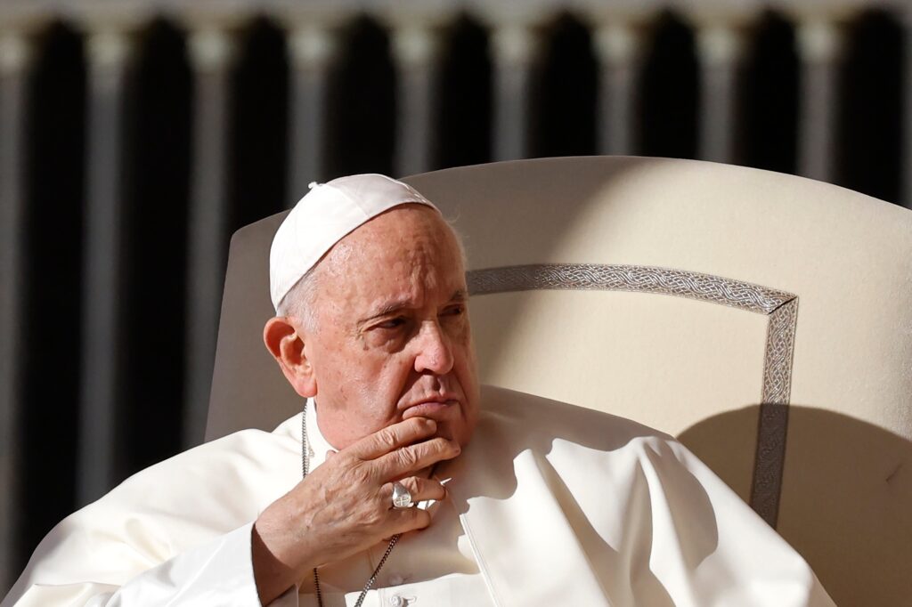 Papst Franziskus und Kirchenvertreter bei einer Messe im Vatikan, während neue Leitlinien zur Priesterausbildung diskutiert werden.