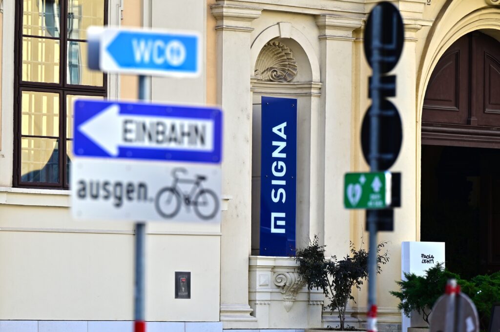 René Benko wird in Innsbruck aufgrund von Betrugs- und Insolvenzdelikten festgenommen.