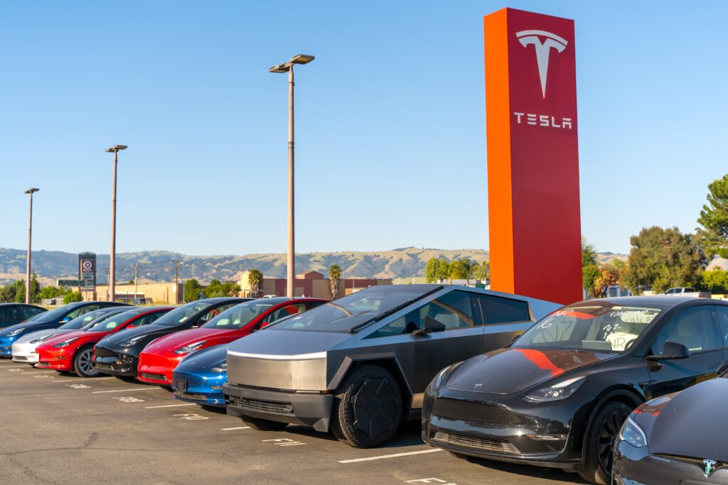 Darstellung von Tesla, BMW und den EU-Zöllen auf Elektrofahrzeuge aus China im Hintergrund eines Gerichtsgebäudes.