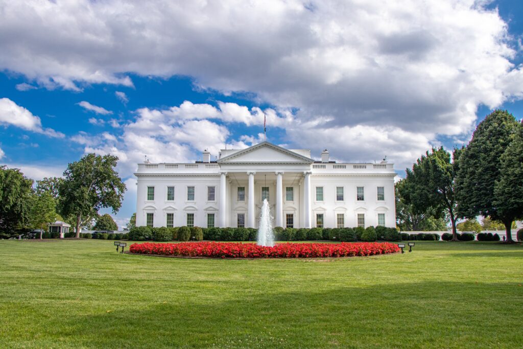 Darstellung der politischen Reaktionen auf den Stopp von US-Bundeszuschüssen und Hilfsprogrammen unter Trump. USA Finanzierungsstopp: Auswirkungen & Herausforderungen