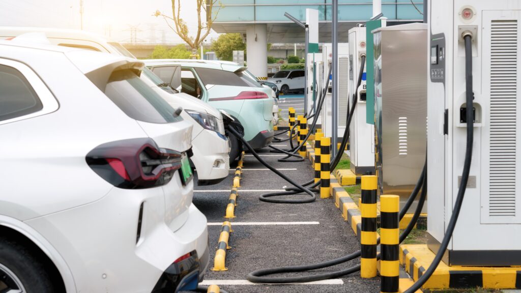 Elektroautos dominieren Norwegens Straßen, mit 88,9 % der verkauften Neuwagen im Jahr 2024.