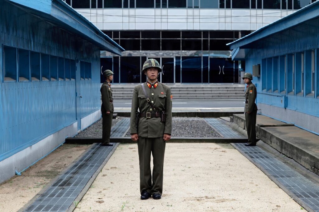 Zwei nordkoreanische Soldaten, die in Kursk gefangen genommen wurden, liegen auf Feldbetten in Kiew.
