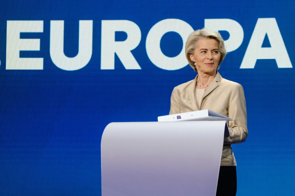 Ursula von der Leyen, Friedrich Merz und Manfred Weber diskutieren europäische Sicherheit und Migrationspolitik bei einem Gipfel in Berlin.