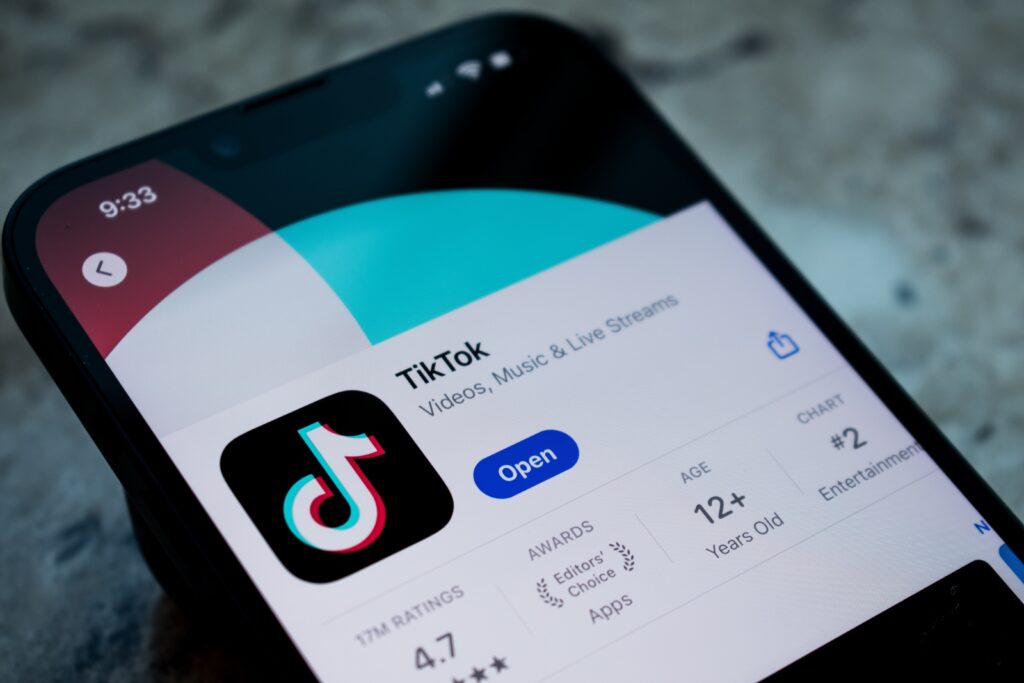 Diskussion über die TikTok-Übernahme in den USA mit MrBeast, Elon Musk und politischen Herausforderungen.