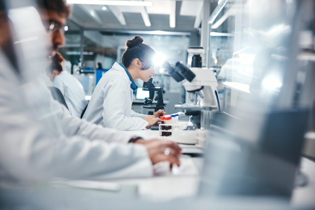 Künstliche Intelligenz revolutioniert die Arzneimittelforschung und hilft bei der Entdeckung neuer Medikamente für schwierige Krankheiten.