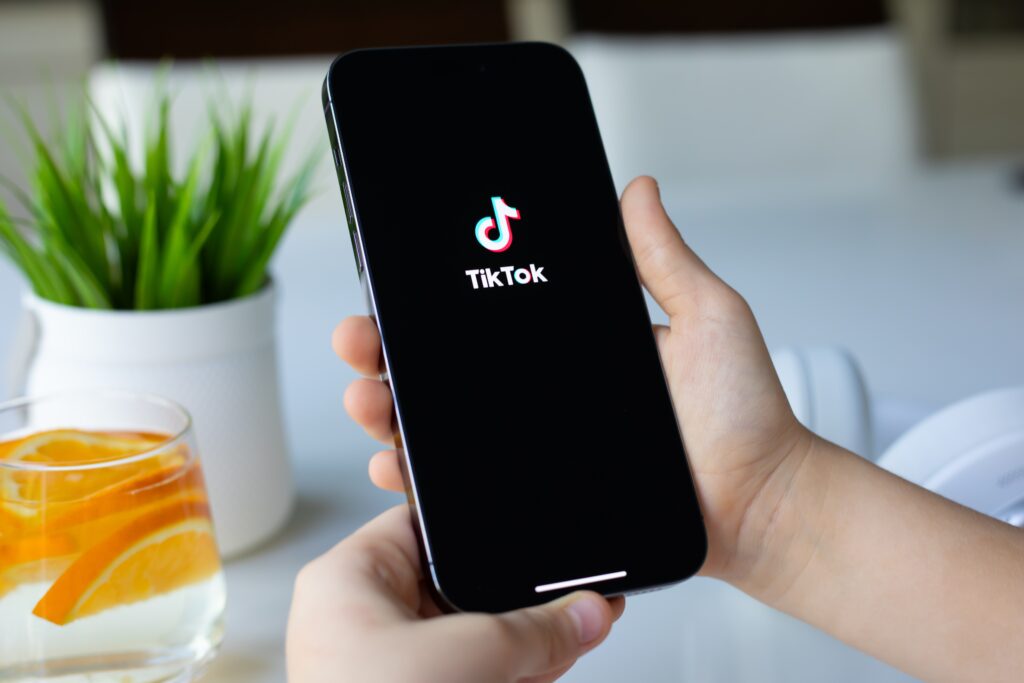 Nutzer aus den USA wechseln aufgrund der drohenden TikTok-Sperre vermehrt zur chinesischen App RedNote.
