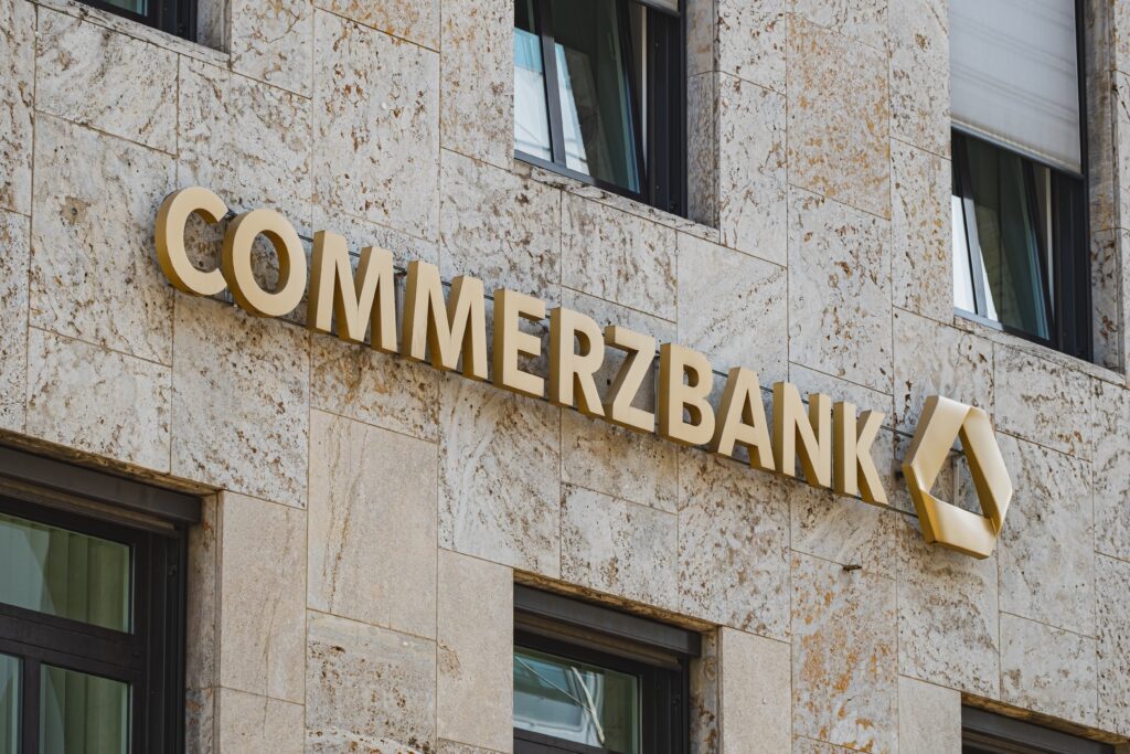 Commerzbank Geschäftszahlen und Aktienrückkauf im Fokus, UniCredit als Übernahmebedrohung