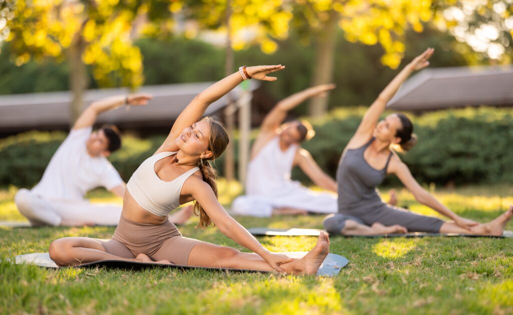 Frau in Yoga-Pose in meditativem Zustand, symbolisiert Gehirnveränderungen und mentale Gesundheit durch Yoga