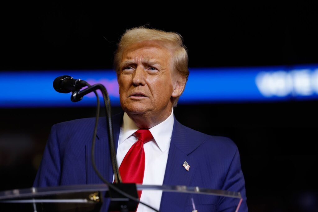 Ein Frachtschiff, das Waren zwischen den USA, Kanada und Mexiko transportiert – symbolisch für Handelsstreitigkeiten. Trumps angedrohte Zölle Kanada Mexiko
