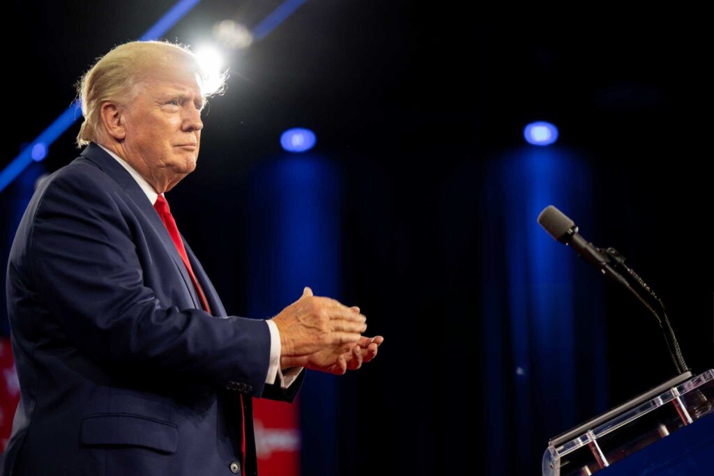 Darstellung von Donald Trump mit einer E-Mail über das Abfindungsangebot für Bundesangestellte.