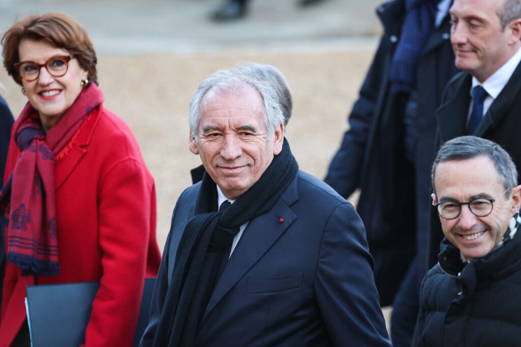Frankreichs Premierminister François Bayrou während einer Rede in der Nationalversammlung, umgeben von angespannten Abgeordneten.