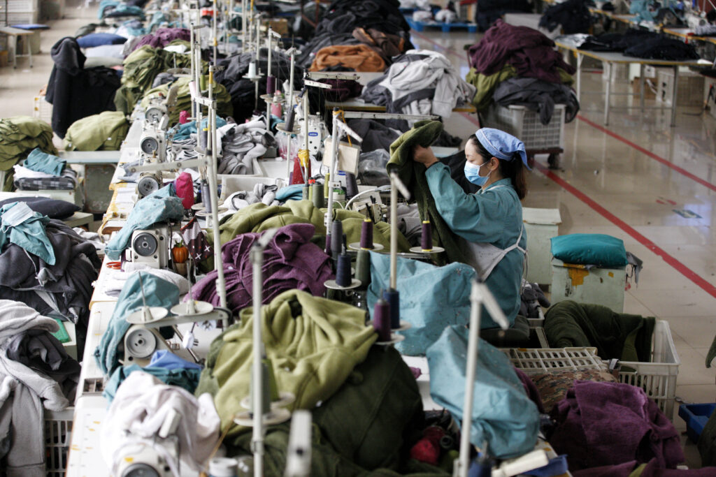 Arbeiter*innen in den Fabriken von Shein, die fast rund um die Uhr arbeiten, um die weltweite Nachfrage zu befriedigen.