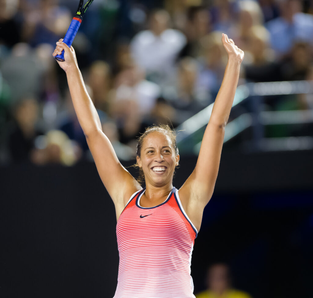 Madison Keys mit Pokal und strahlendem Lächeln nach ihrem Sieg bei den Australian Open 2024.