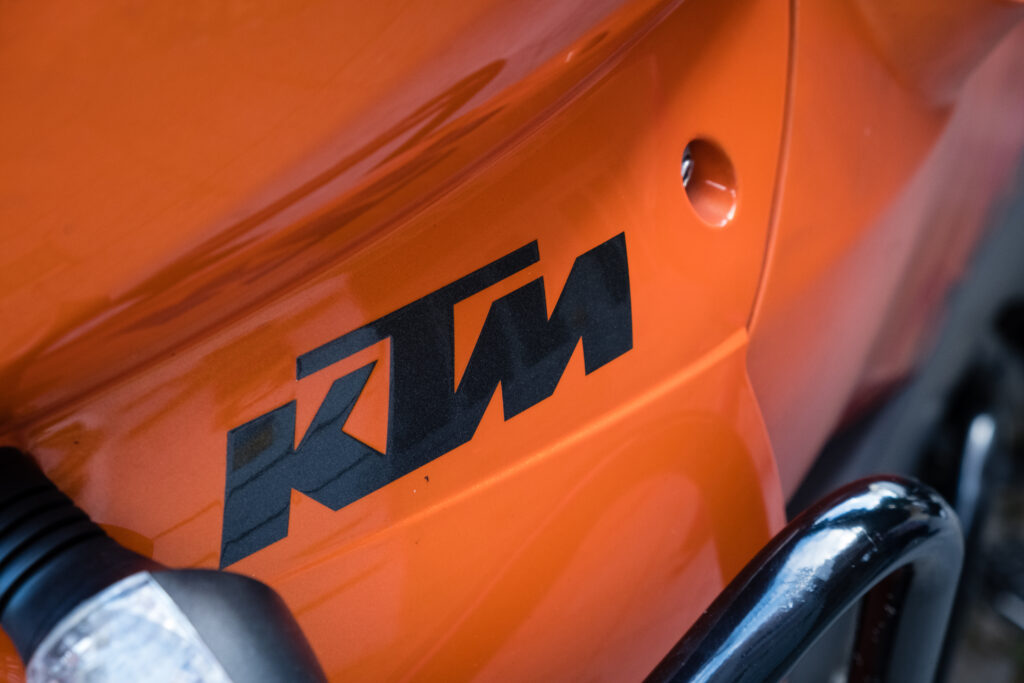 Nach der Insolvenz von KTM erhalten Mitarbeiter ihre ausstehenden Löhne, während Produktionsstillstand und Kündigungen anstehen.