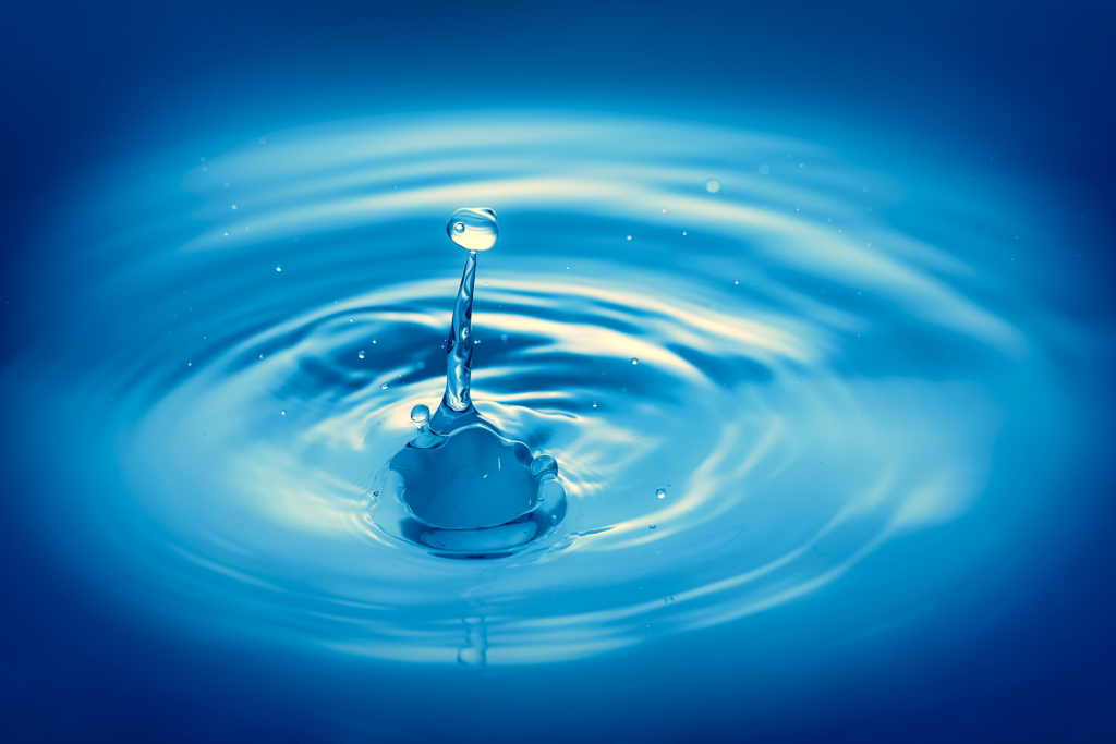 Chlorierung Trinkwasser Krebsrisiko: Wasserhahn mit Tropfen und chemischen Symbolen für THMs