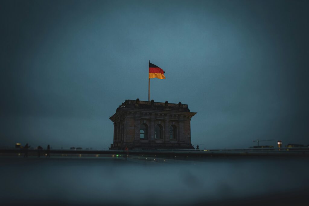 Deutschland Ukraine Wahljahr: Deutsche Wahlurne mit Ukraine-Flagge im Hintergrund
