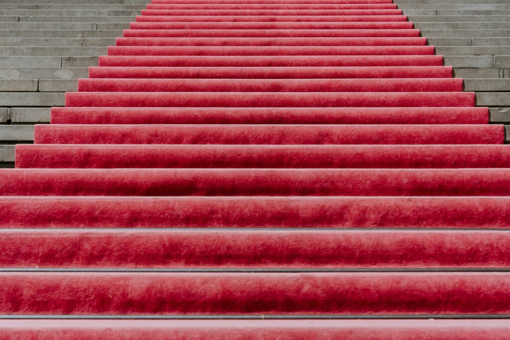BAFTA 2025 Gewinner Highlights: Trophäen der BAFTA Awards auf einem festlichen roten Teppich