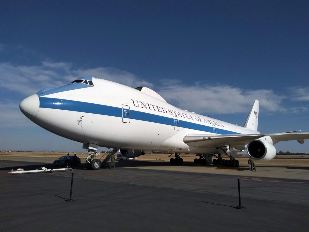 Trump Boeing Air Force One: Donald Trump inspiziert ein Boeing-Flugzeug auf einem Flughafen