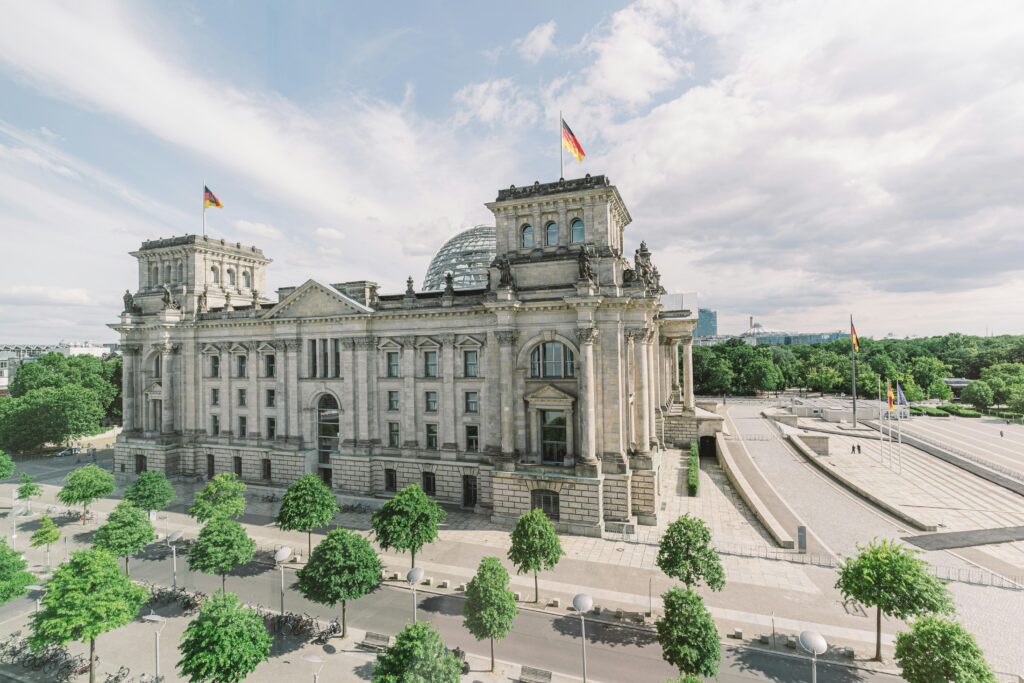 Eine schematische Darstellung des deutschen Wahlsystems mit Erst- und Zweitstimmen zur Bundestagswahl. Deutsches Wahlsystem Bundestagswahl