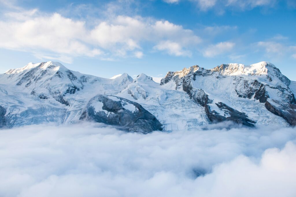 Gletscher schmelzen alarmierend schnell: Schmelzende Gletscher zeigen den Klimawandel und den steigenden Meeresspiegel