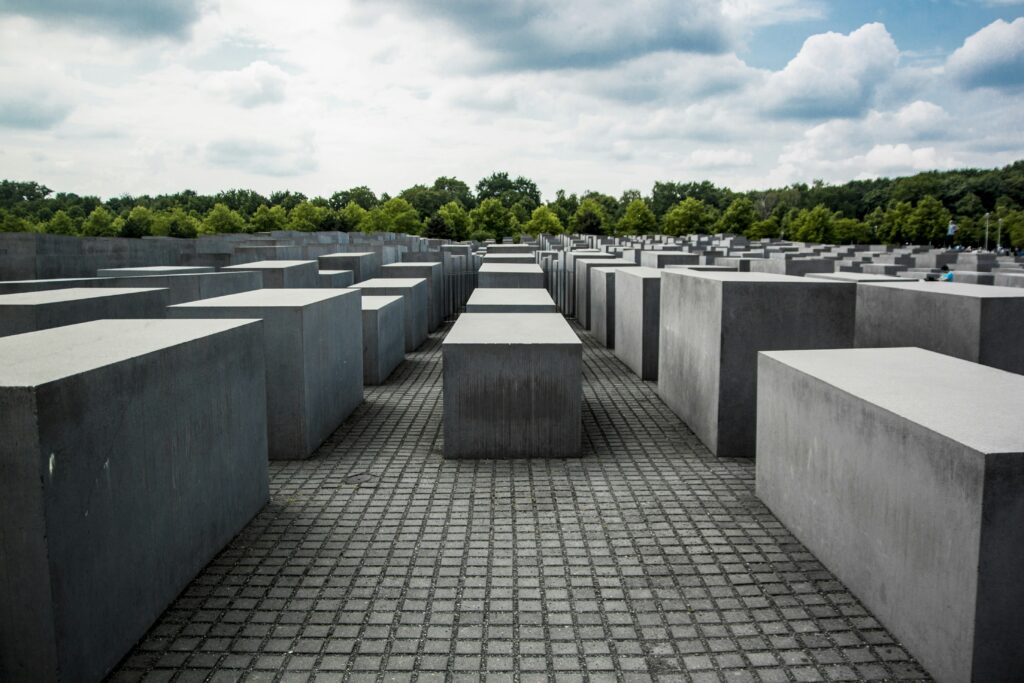 Messerangriff Holocaust-Mahnmal Berlin: Polizeiwagen am Holocaust-Mahnmal Berlin nach Messerangriff