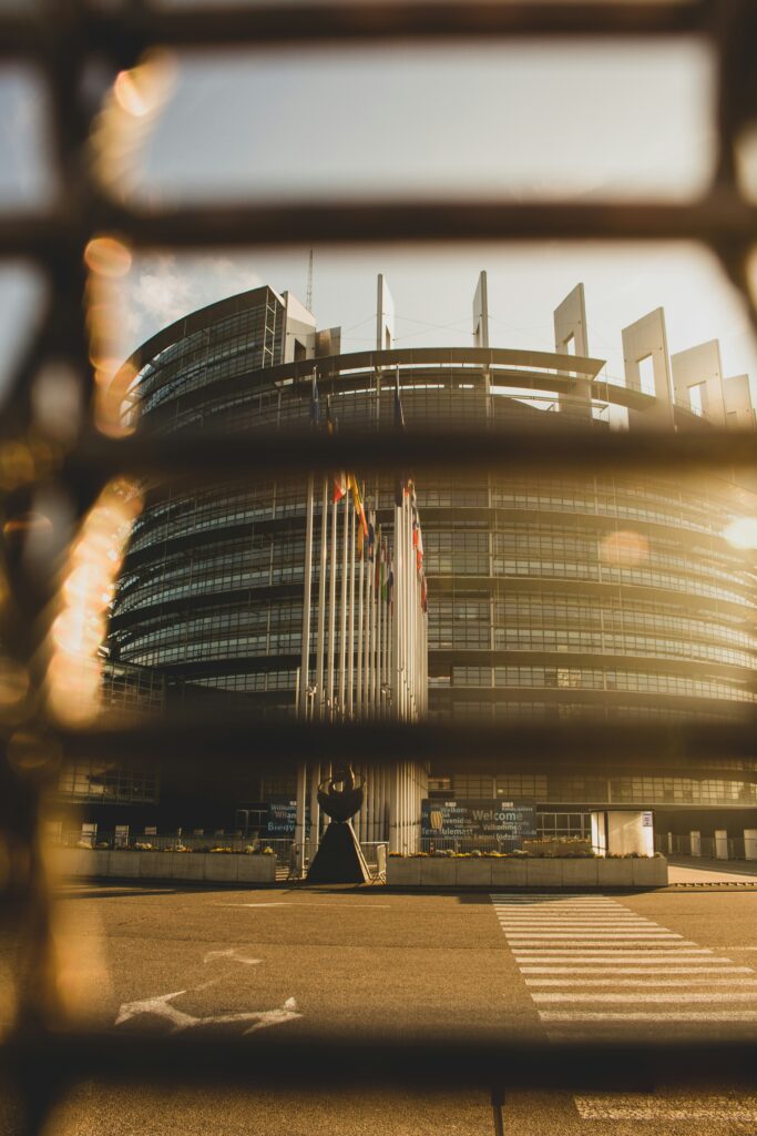 EU AI Liability Directive: EU-Gebäude mit Diskussion zur KI-Haftungsrichtlinie