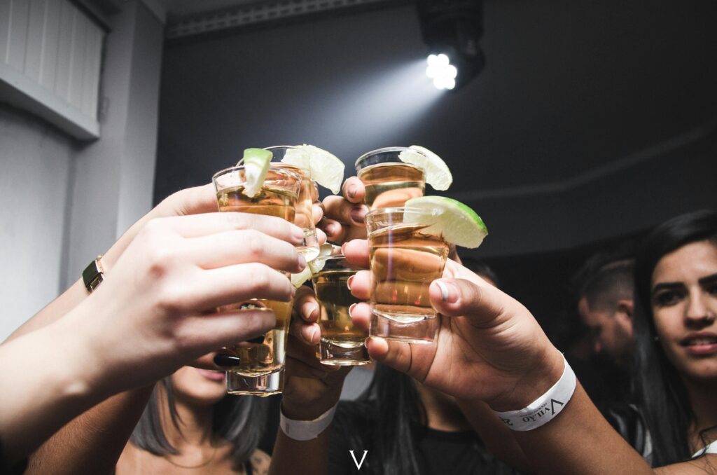 Griechenland Alkoholgesetze Jugendliche: Symbolbild: Griechische Bar mit Alkoholflaschen, Fokus auf verschärfte Gesetze gegen Jugendschutzverstöße.