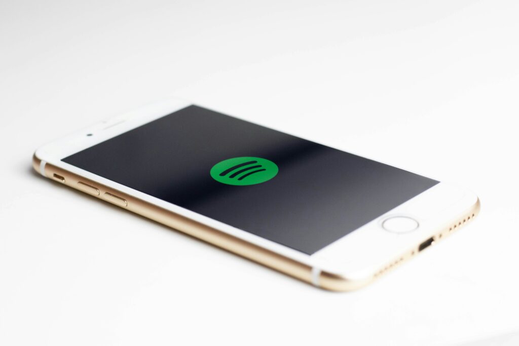 Spotify Singles Meilenstein: Spotify-Studio in Stockholm mit Künstlern bei einer Aufnahmesession